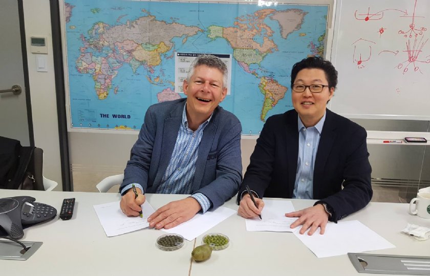 Epi Postma (links) samen met de oprichter en directeur Keejoon Shin van E Green Global.