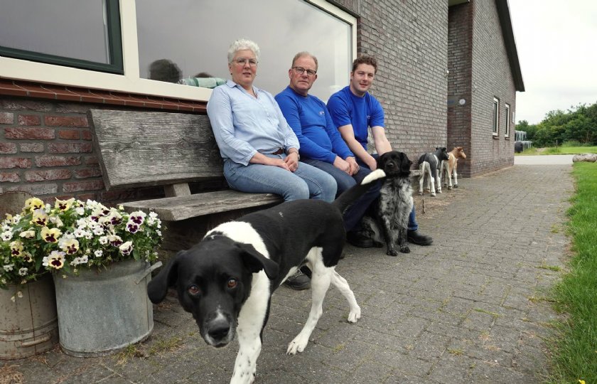 Lya (55), Herman (57) en Jeroen (29) van de Hoef, melkveehouders in Appelscha