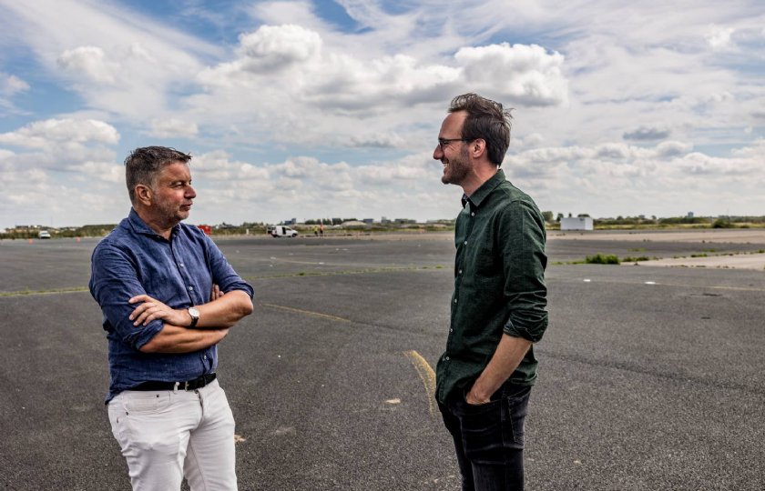 Maarten Prins staat met Walter Kort op de landingsbaan waar dagelijks diverse dronevluchten worden uitgevoerd.
