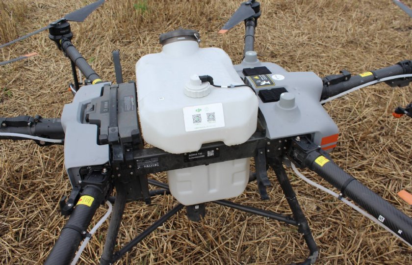 Er is zowel een 30 liter spuittank als een 40 kilo zaadtank onder de drone te hangen.